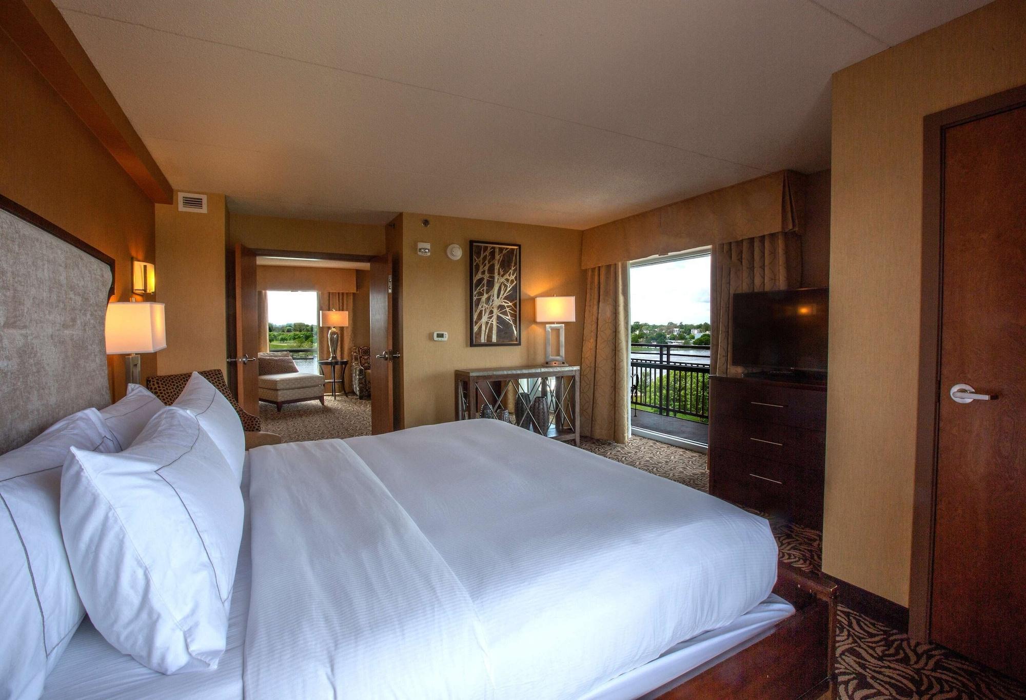 Doubletree By Hilton Bay City - Riverfront Экстерьер фото