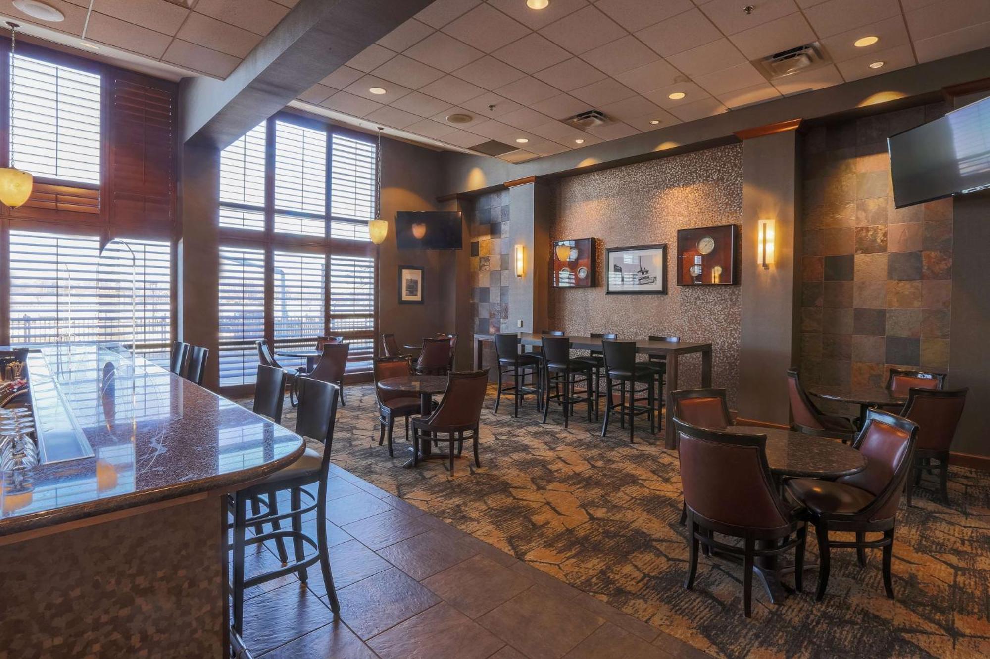 Doubletree By Hilton Bay City - Riverfront Экстерьер фото